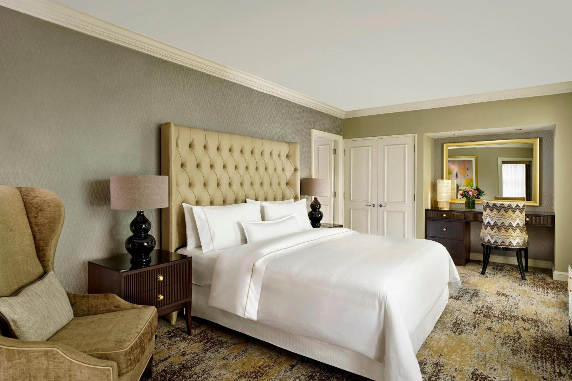 Suite Deluxe con cama doble grande y vistas a la ciudad